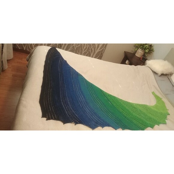 Handmade Crochet Dragon Wing Tringle Wrap/Shawl Blue/Green Ombre 100% Cotton - Picture 8 of 9